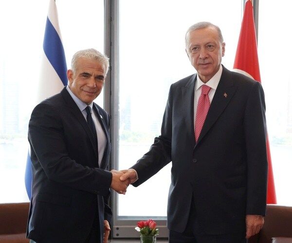 recep tayyip erdogan shakes hands with yair lapid 