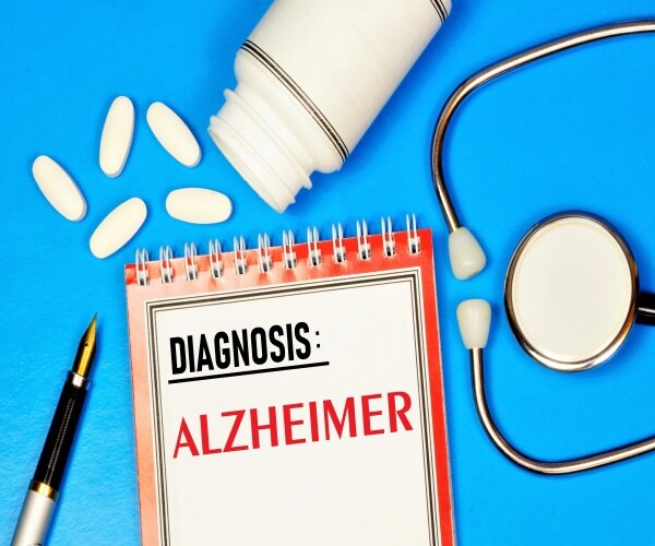 Diagnosis pad with Alzheimer on it and some medication
