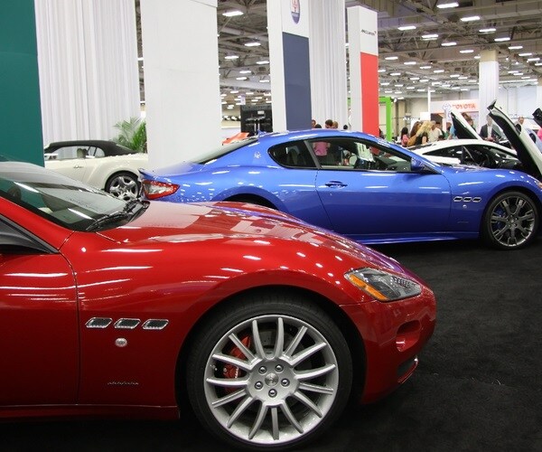 Americans Return to Car Dealers, Thwarting Expected Shift Online