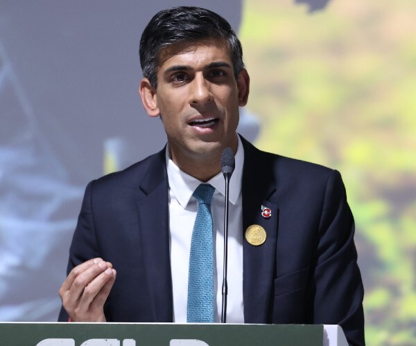 sunak speaking at a podium