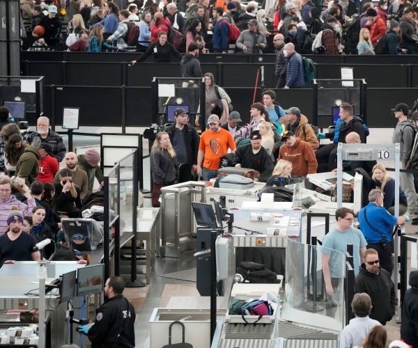 'Travel Insanity': US Passengers Stranded by Winter Storm