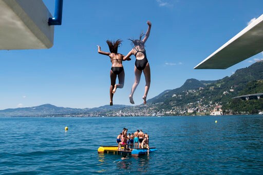 Geneva OKs Bare-breasted Swimming for Women