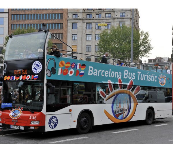24 Hurt as Tourist Bus Crashes in Barcelona