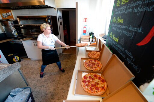 Poland's Idle Restaurants Send Free Food to Medical 'heroes'