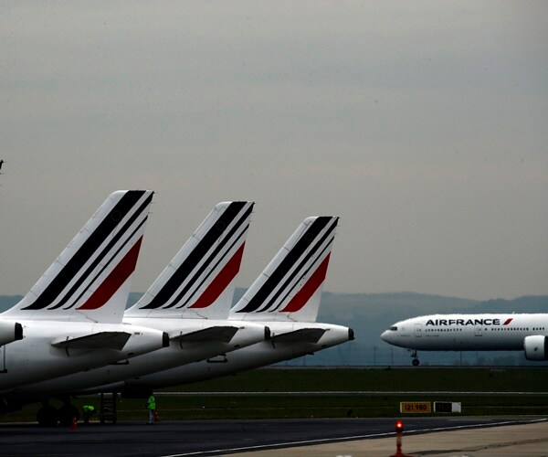 air france planes lined up on tarmac