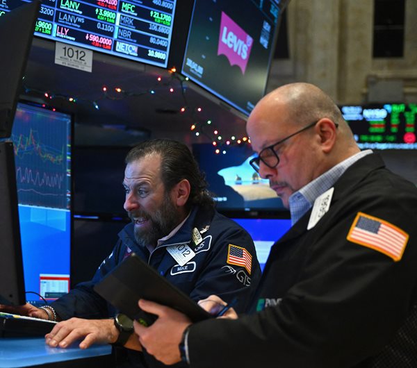 S&P 500 Fades Late and Ends Close to Flat