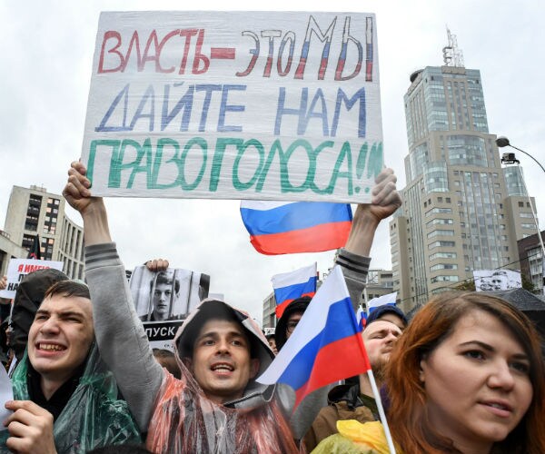 Thousands Defy Crackdown in Moscow's Biggest Protest for Years