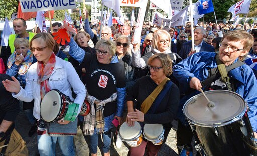 Teachers, Others Demand Wage Hikes at Protest in Poland