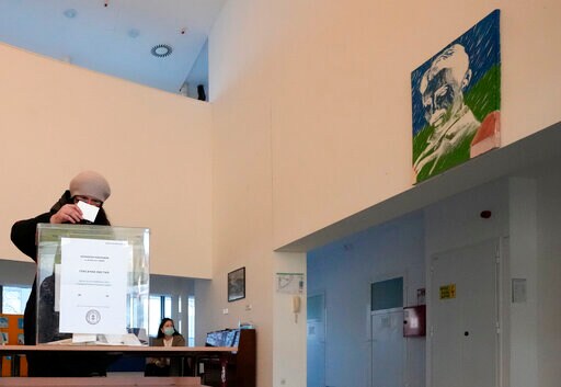 Serbia Votes in Referendum on Constitutional Changes