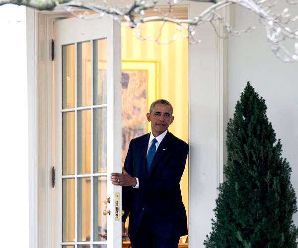 Obama Leaves Oval Office for Last Time as #ThankYouObamas Trends
