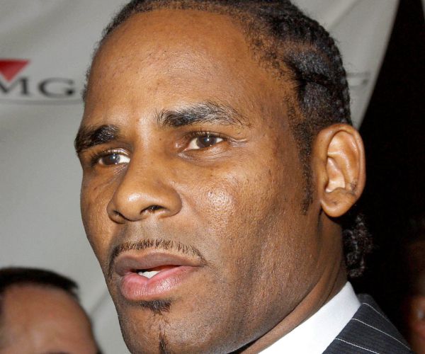 kelly has posted bail and will be released from a chicago jail within the hour. 