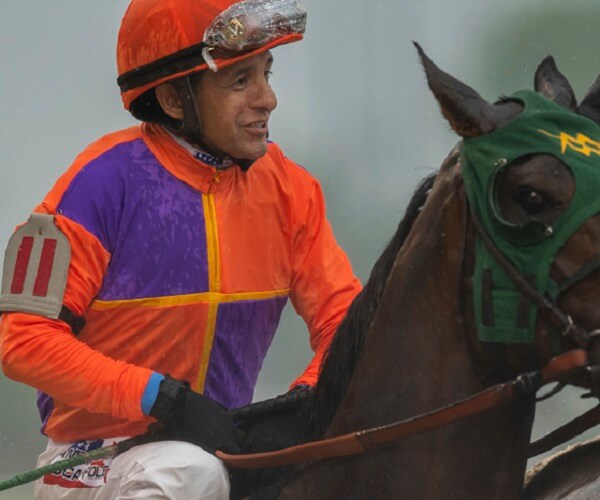 Victor Espinoza, Triple Crown Jockey, Breaks Neck as Horse Collapses