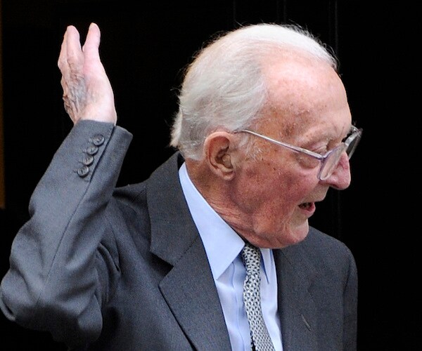 Peter Carrington, Churchill Government's Last Member, Dies at 99