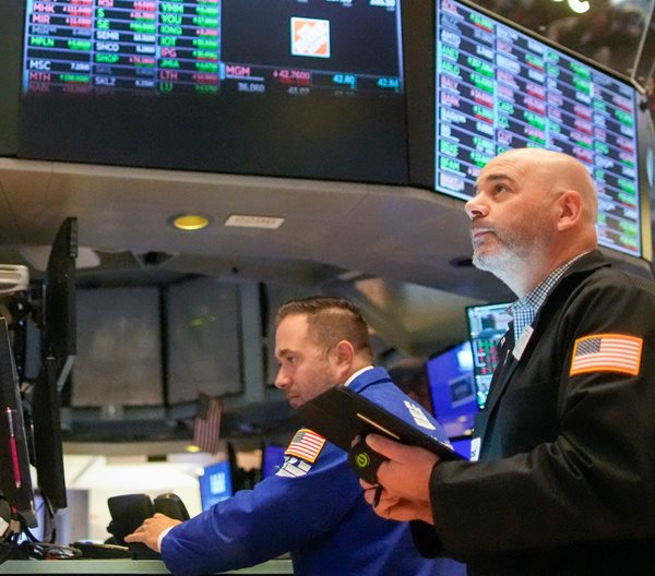 Stocks Fall as Weak GDP Growth Raises Rate-cut Gloom