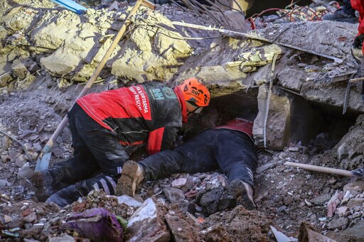 Turkish Teams Hunt for Quake Survivors as Death Toll Hits 31