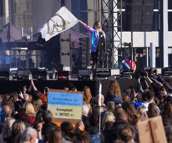 Berlin Concert Draws 10,000 in Solidarity With Ukraine