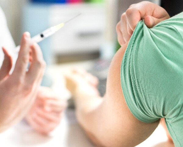 Sidestepping Texas Gov. Abbott, 2 Airlines Stand by Vaccine Mandate