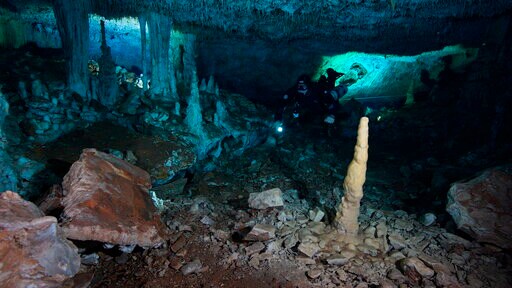 Experts Find Early Ocher Mine in Mexican Underwater Caves