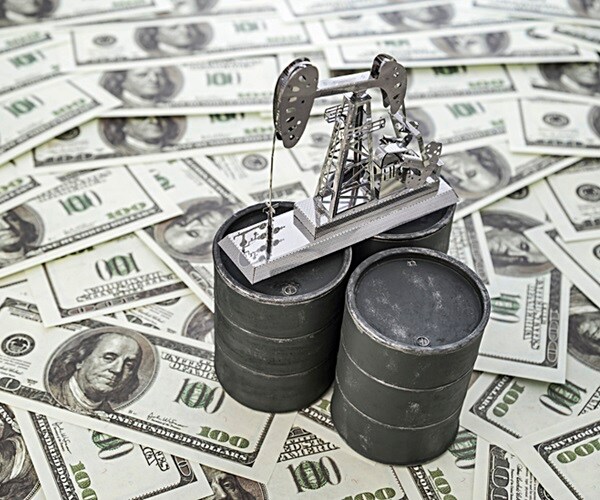 US Keeps Setting Oil, Gas Records as Challenges Loom