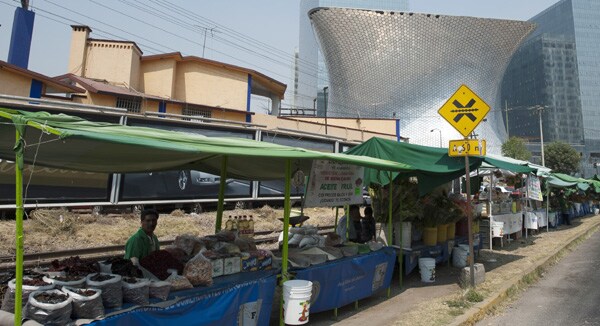 Mexico City: Consumers Choose Street Vendors Over Retailers