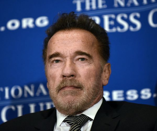Schwarzenegger Rips Politicizing Masks: 'Absolute Moron Who Can't Read'