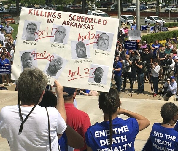Arkansas Court Halts Two Executions, US Court OKs Others