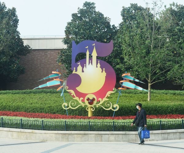 Shanghai Disneyland Closes as Virus Rises, Shenzhen Reopens