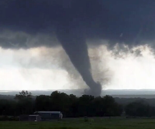 Plains Tornadoes Leave 2 Dead in Oklahoma, Then Move East