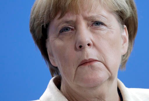 Deutsche Bank Drops Further as Merkel Gives No Sign of Help