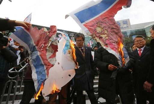 S. Koreans Burn Kim's Photo as N. Korean Band Leader Passes