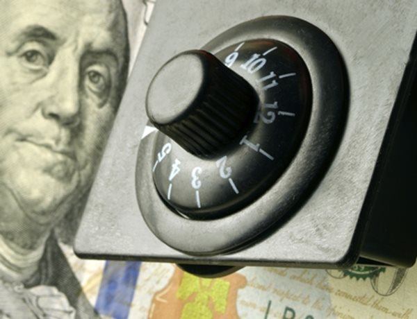 Former Fed Official Huszar: Central Bank Is 'Hostage to Financial Markets'