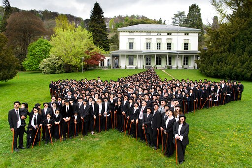 Hundreds Dress up as Chaplin's 'Tramp' at Star's Swiss Home