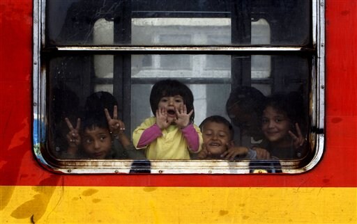 Thousands of Migrants Head Closer to EU from Macedonia