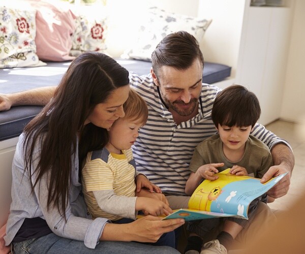parents reading with kids