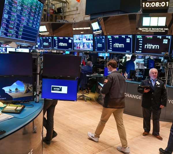 US Stock Futures Rise as Focus Turns to Powell Speech