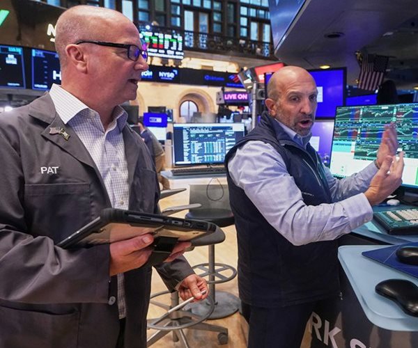 Wall Street Steadies as Banks Recover Some Losses