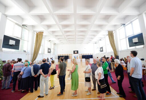 Romanians Vote Overwhelmingly to Back Anti-corruption Effort