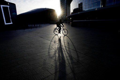 European Central Bank Sticks to Plan to End Stimulus