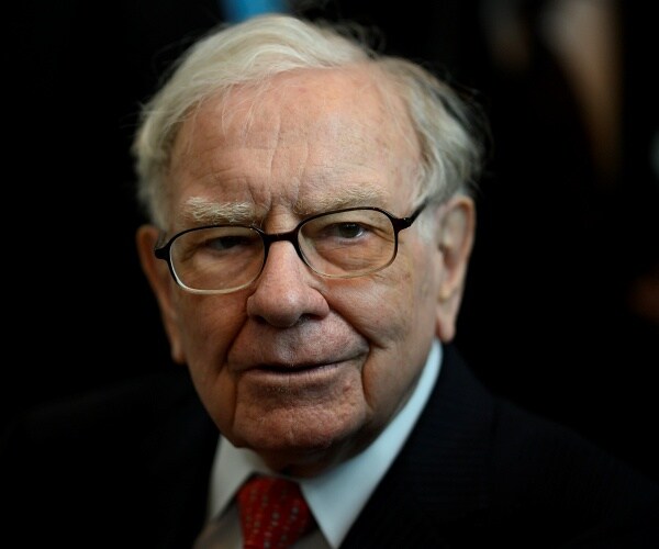 warren buffet attends shareholders meeting