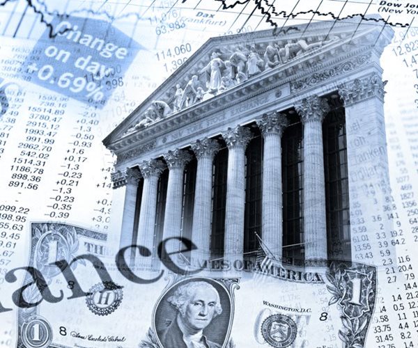 Stocks Confront Dual Risks of Big Tech, Fed Rates