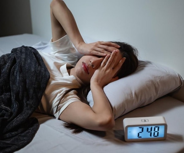 woman in bed in middle of night and can't sleep