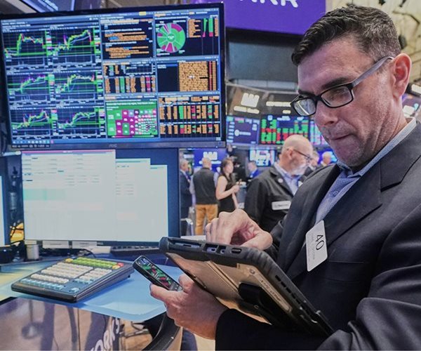 Apple Leads Wall St to More Records as Oil Pulls Back
