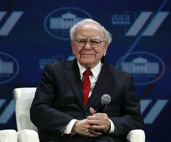 Buffett Steers Clear of Buying Stocks; Berkshire's Cash Pile Hits a Record