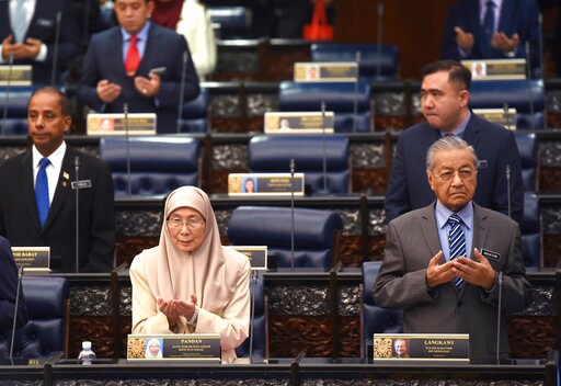 Malaysian PM-in-waiting Anwar Takes Oath as Lawmaker