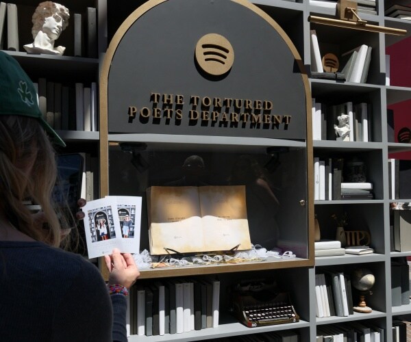 Taylor Swift Releases Extra Tracks on New Album