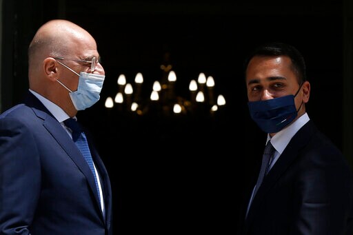 Minister: Greece to Lift Restrictions for Italian Tourists