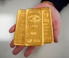 Gold Drops More than 1% as Thin Trade, Profit-Taking Weigh