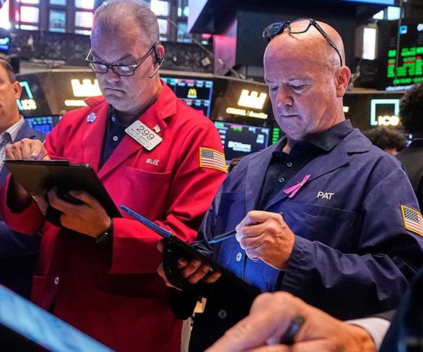 Wall Street Ticks Down on Tariffs' Earnings Impact