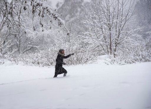 Heavy Snow Knocks Downs Thousands of Trees in Moscow; 1 Dead