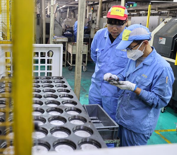 World Shares Stuck, Oil Falls on Vague China Stimulus